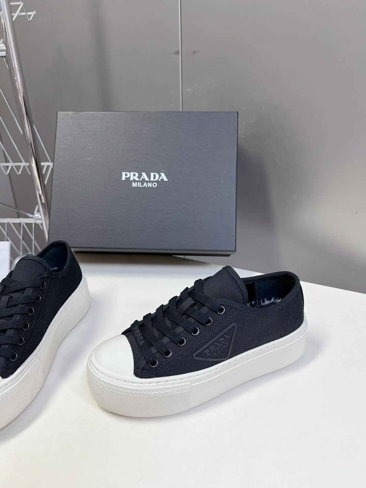 💕💕Factory direct selling price p480💕💕 Prada canvas shoes, the latest black technology in technical canvas. After a few years, Prada has brought us beautiful biscuit shoes. A must-have item that fashionistas must not miss. There are no complicated decorations, and the texture is very vintage. The purity and minimalism are neat and poetic. The latest canvas adds a casual touch.  Upper: Original technical canvas Short foot pad: Sheepskin Outsole: Eva ultra-light foam Outsole height 4CM Size: #35-41 (40 customizations are not returnable)